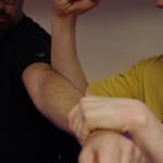 Lås eller slag mot armbågen